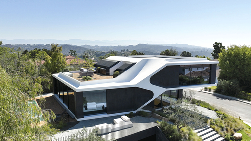 Rodinný dům v Los Angeles zaujme netradičním futuristickým vzhledem; foto: Arshia Architects.