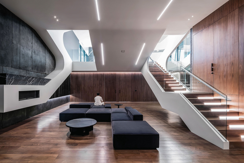 Skrze rafinované průstřihy pronikne přirozené denní světlo do celého interiéru; foto: Arshia Architects.