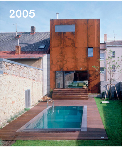 Do domu se nakonec nastěhovala rodina Rýznerových a především v letní sezoně využívali propojení domu a zahrady s bazénem; foto: Jan Malý.