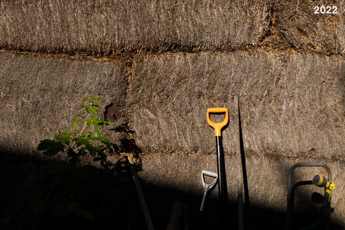 Přírodní materiály většinou umějí stárnout do krásy a potvrdilo se to i u lisované slámy; foto: Tomáš Hejzlar.