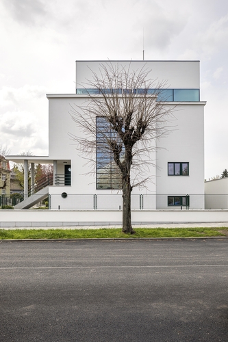 The extension of villa is separated from the lower part by a continuous glass strip; photo: Roman Mlejnek.