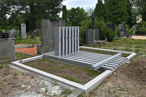 Náhrobek rodiny Neumark na Ústředním hřbitově města Brna; realizace 2023; foto: Petr Šmídek.