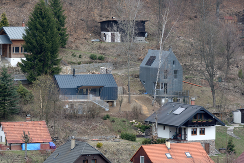 Chaty v Zadní Telnici: dům napravo z roku 2013, dům nalevo z roku 2018; foto: Petr Šmídek, 2019. 