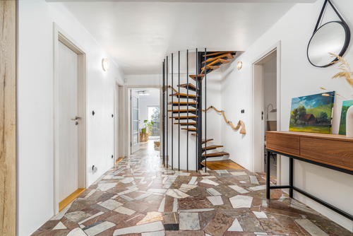 Asymetrická dlažba a točité schodiště patří k zachovaným původním prvkům stavby, foto: Martin Šrajer pro 3K Architects