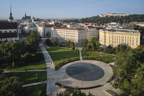 Projekt rekonstrukce parku na Moravském náměstí v Brně zvítězil v architektonicko-urbanistické a krajinářské soutěži na podzim roku 2016.