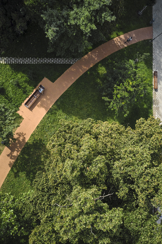 Okružní chodník využívá hloubku parku a nabízí alternativní korzovací trasu kvetoucími podrosty pod korunami stromů.