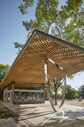 Ocelová elipsa, jež podpírá střechu kavárny, vznikla ve spolupráci architektů projektu s umělcem Richardem Loskotem.