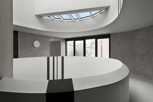 Interiéru dominuje prostor centrálního schodiště, které odkazuje k poetice schodišť starých činžovních domů. Foto: AI Photography