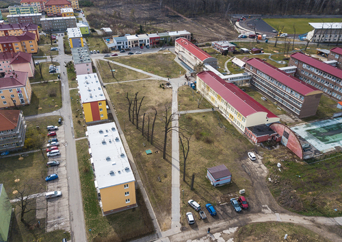 Park U Červených domků po zásahu tornádem; v pozadí atletický stadion; zdroj: Arkytek.