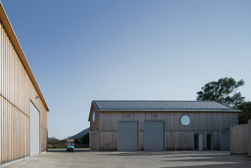 Konstrukčně se jedná o dřevostavby, odkazující na historické stavby Beskyd a jejich detaily, foto: Petr Polák.