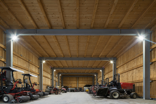 Budovy slouží pro uskladnění techniky, parkování strojů a jako zázemí pro zaměstnance, foto: Petr Polák.