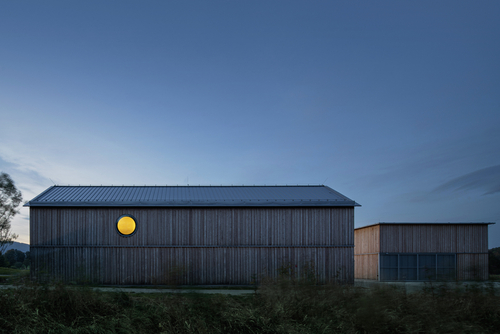 Architekti do návrhu promítli i nestandardní výrazové prostředky, jako jsou kruhová okna, foto: Petr Polák.