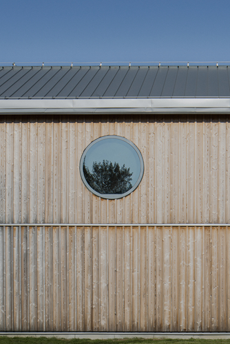 Pro zastřešení byla zvolena ocelová krytina SATJAM Rapid, která splňovala požadavky vizuálního pojetí a zároveň rychlosti výstavby, foto: Petr Polák