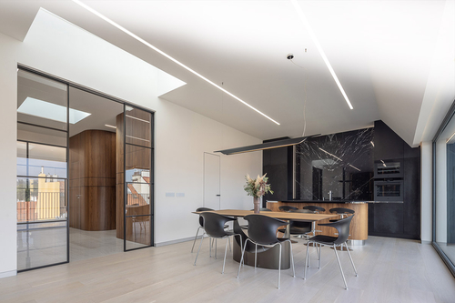 Pohled do kuchyně: vlevo posuvné dveře IDEA oddělují prostor na dvě části – soukromou obytnou a obývací; foto: Lukáš Pelech pro JAP FUTURE.