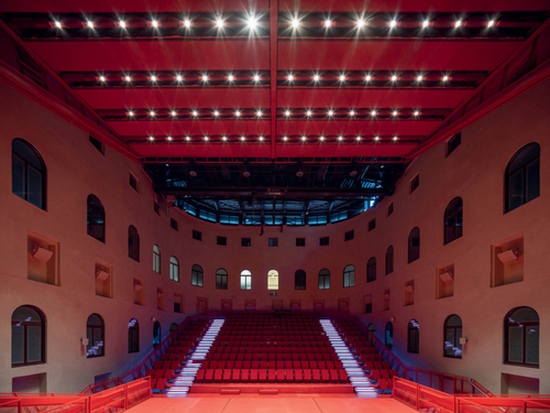 Nový sál vestavěný do bývalých lázní funguje především jako zázemí a koncertní síň pro Karlovarský symfonický orchestr; slouží však také filmovým produkcím, divadelním představením, plesům, a dalším kulturním událostem.
