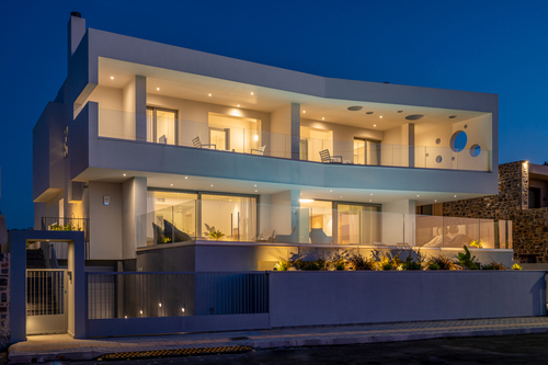 Rezidence Dia’s Blue se skládá ze dvou spojených zrcadlově řešených budov, které jsou v uspořádání i výbavě identické. 