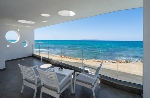 Stavba zaujme detaily v podobě kruhových výřezů například v zastřešení balkónu. 