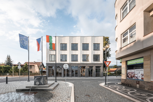 Součástí projektu nového sídla městského úřadu Lázní Bělohradu byla i rekonstrukce okolního veřejného prostoru, který je doplněn vlajkovými stožáry a netradiční kašnou od sochařky Moniky Immrové.