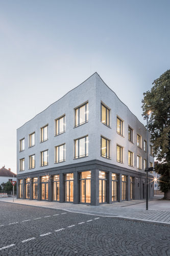 Budova radnice již zaznamenala několik oborových úspěchů včetně nominace na Cenu Evropské unie za současnou architekturu – Mies van der Rohe Award 2024.