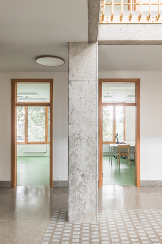 V interiéru jsou použity trvanlivé materiály příjemné na dotyk, jako jsou mosaz a modřínové dřevo, společně s teracovými podlahami a pohledovým betonem.