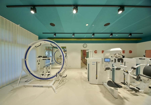 Centrum rehabilitace a integrované medicíny Poděbrady s podhledy Rigitone 8/18 Q Activ‘Air®.
