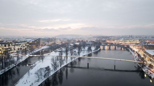 Konstrukční koncepce Štvanické lávky reaguje pokorně na panorama Prahy, na napojení na holešovický a karlínský břeh i na napojení rampou na ostrov Štvanice; spojnice Holešovice–Karlín dala vzniknout přezdívce lávka HolKa.
