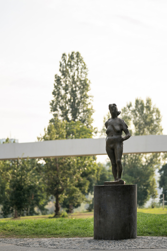 Na ostrově Štvanice je u vstupu na lávku umístěna figurální socha s názvem Řeka od sochaře Jana Hendrycha.