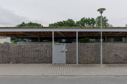 2023: Plot z vrbového proutí a předprostor domu; foto: Tomáš Hejzlar.