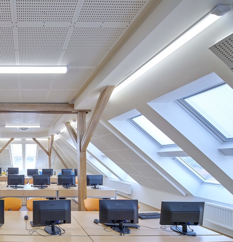 ZŠ Jankov s Gyptone Big, modrými akustickými deskami a kazetovými podhledy Casoprano; zdroj: Saint-Gobain, Rigips
