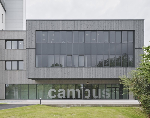Kampus pro zhruba 220 studentů vznikl jako přístavba k nemocnici na stávajícím suterénu starší budovy; sídlí zde škola Vinzentinum, která stejně jako vedlejší nemocnice patří pod kongregaci Milosrdných sester; foto: David Schreyer