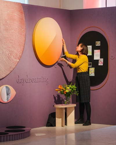Openstudio je prostor pro expozice designérů, designérských studií a škol. Laboratoř současného designu, kde se prezentují produktoví designéři, módní návrháři, designéři šperku, ilustrátoři. Foto: Ondřej Holub