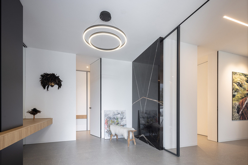 Interiér domu je symbiózou minimalistického designu a funkčnosti; foto: Lukáš Pelech