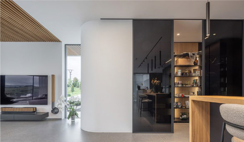 Dřevěný lamelový podhled a dveře IDEA v posuvu do stropu PREMIUM; foto: Lukáš Pelech
