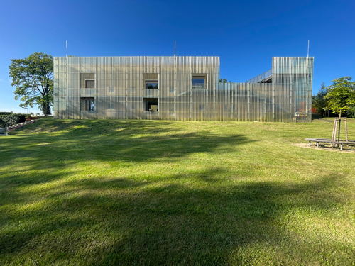 Mateřská škola Nová Ruda; pro novostavbu, oceněnou hlavní cenou České ceny za architekturu 2019, dodala firma SUYS screenové clony typu Cablescreen; zdroj: SUYS