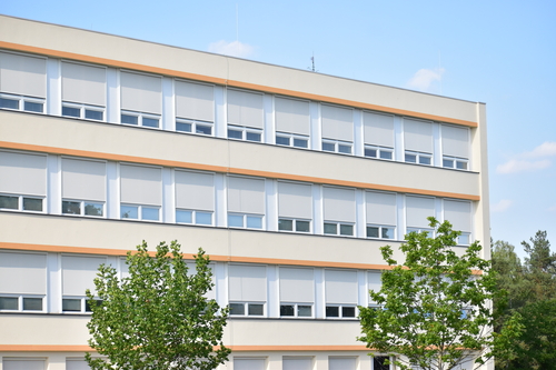 Centrální řízení umožňuje ovládat všechny clony současně jedním tlačítkem, což může být značnou výhodou u velkých školních budov; zdroj:SUYS