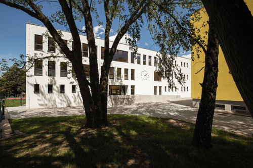 Přístavba pavilonu ZŠ Novoborská na sídlišti Prosek v Praze; foto: Ondřej Tylčer.