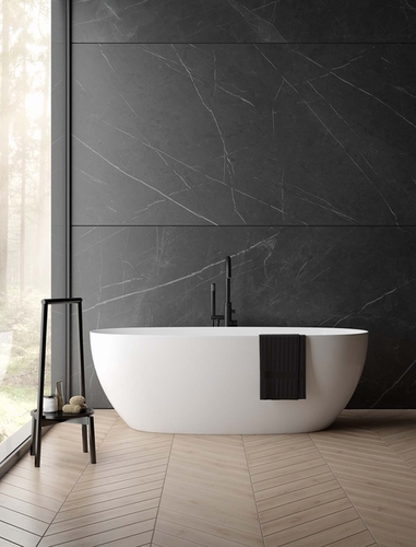  Minimalistický design s volně stojící vanou Ebba a baterií Molle jako hlavním prvkem; zdroj: Oltens