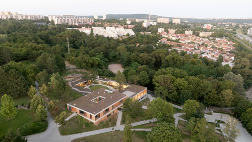 Patro pro rodiče je odděleno od zbytku provozu hospice a nabízí rodičům soukromí a oddech s pocitem, že o dítě je na chvíli dobře postaráno; jsou zde rodinné pokoje s terasami a výhledy do okolního parku i společenská místnost.