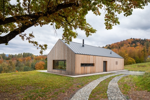 Rodinný dům v malebném prostředí Moravskoslezských Beskyd dokazuje, jak lze moderní architekturu citlivě zasadit do tradičního valašského prostředí s respektem k přírodě. Foto: Kamil Mrva, Studio Toast