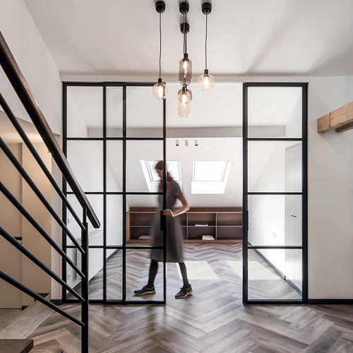 Industriální prosklená příčka není jen výrazným stylotvorným prvkem - je to symbol elegance a inteligentního designu; zdroj: Dorsis
