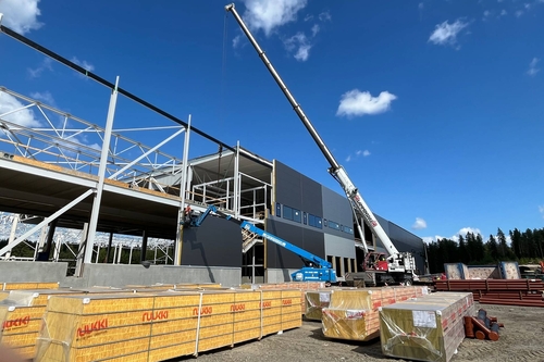  Pilotní projekt ve Finsku s použitím sendvičových panelů Ruukki® LowCarbon vyrobených z recyklované oceli SSAB Zero™a design profilů z oceli SSAB Fossil-free™ ; zdroj: Ruukki