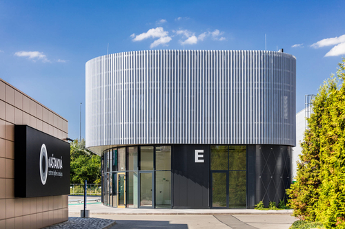 Nový pavilon v Centru bydlení a designu Kaštanová „oblékají“ sendvičové panely Ruukki Energy a perforovaný sinusový fasádní profil Design Paris S55; zdroj Ruukki