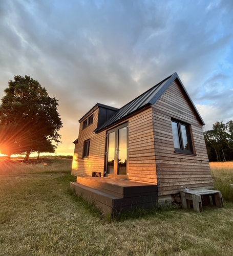 Moderní tiny house nabízí na 20 m2 veškerý potřebný komfort a vybavení; foto: Radek Pospíšil