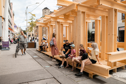 Součástí projektu Město přetvořené v rámci EHMK Trenčín 2026 byl i tzv. parklet – dočasná venkovní instalace postavená na parkovacích místech, kterou vytvořil finsko-norský architekt Sami Rintala; zdroj: Trenčín 2026.