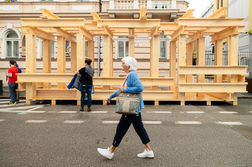 Parklet byl první instalací v rámci projektu Evropského hlavního města kultury 2026; zdroj: Trenčín 2026.