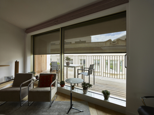 Stínění roletami Fixscreen Minimal v jižně orientovaném bytě.; zdroj: Renson