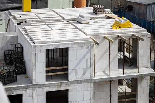 Silka Tempo je systém velkých vápenopískových tvárnic; vzhledem k jejich velikosti se doba potřebná na zednické práce snižuje o více než 50 %, což umožňuje výrazné úspory v investičním rozpočtu; zdroj: Xella