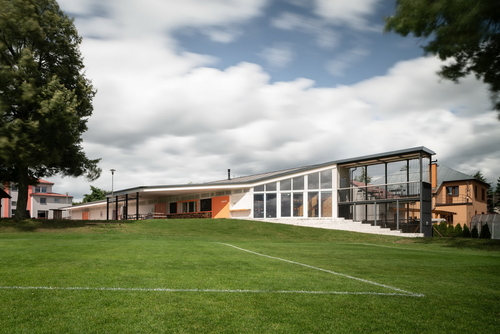Počin rozvoj obce: Obec Studenec – Hřiště u ZŠ a MŠ; ateliér Chrama; foto: Tomáš Slavík.
