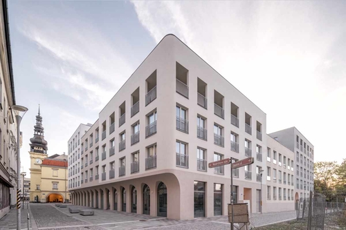 Projekt Nových Laubů má zásadní význam pro rehabilitaci struktury města, protože tvoří tzv. první plán domovních bloků při náměstí samotném.