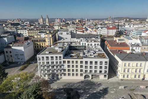 Pro Nové Lauby bylo důležité nalezení správného hmotového řešení a odpovídajícího architektonického výrazu, neboť dostavba bloku není založena na cizorodých a kontrastních principech – naopak je kontextuální.